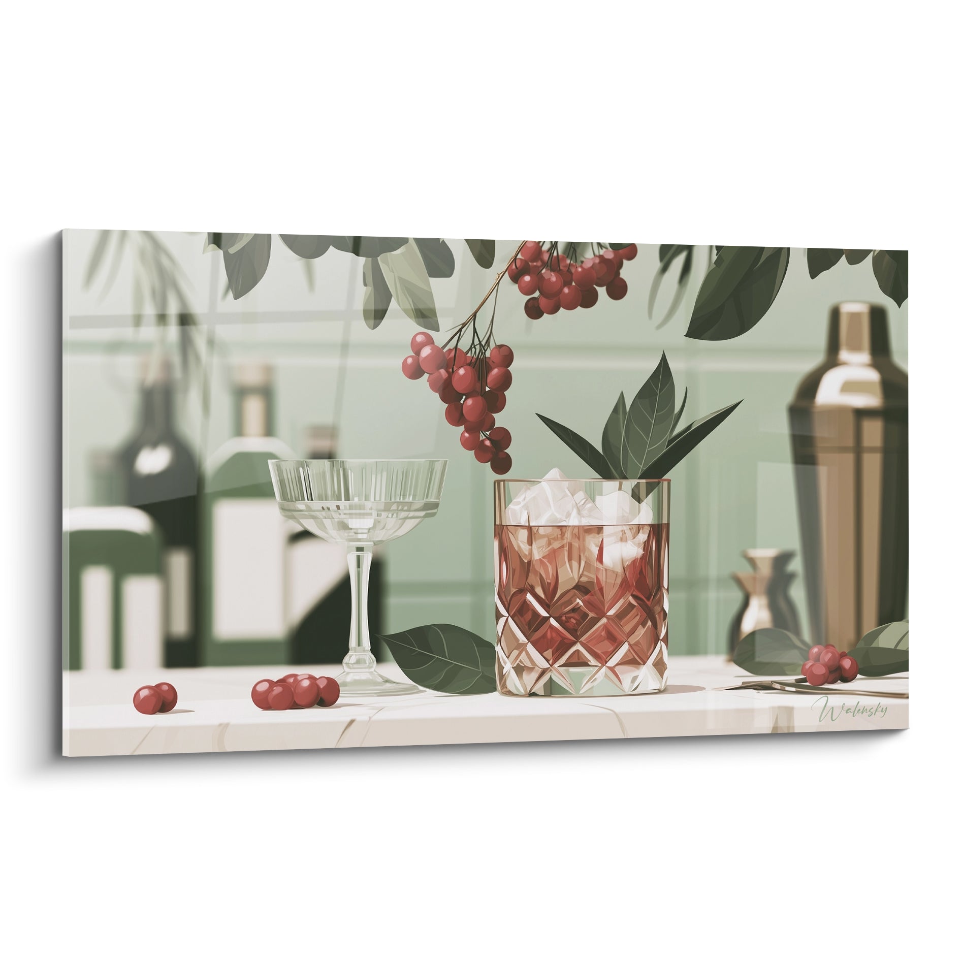Verre à cocktail ambré, glaçons et baies rouge groseille sur marbre clair, feuillage vert sauge