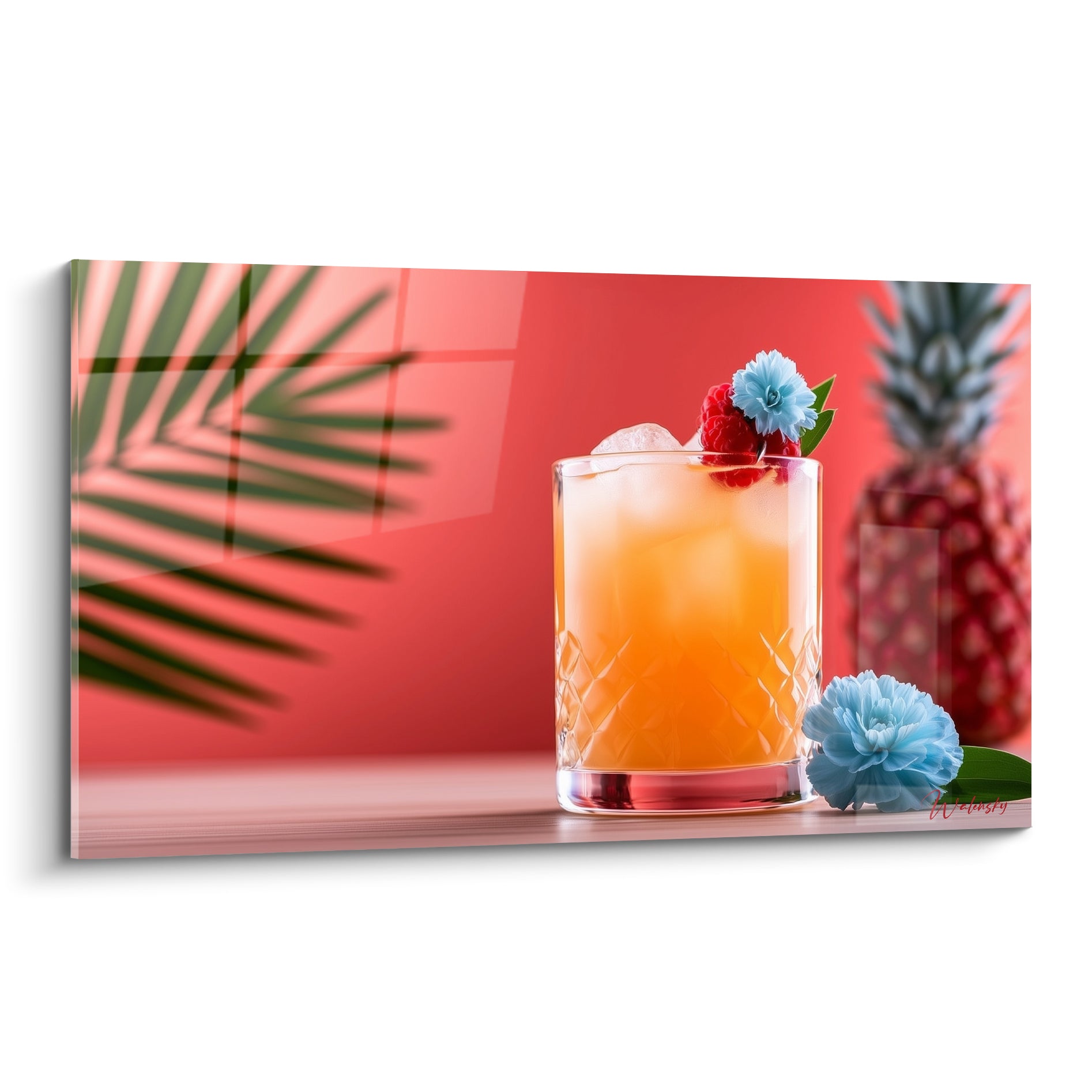 Verre à cocktail ambré et fleurs bleu pastel sur fond corail, glaçons et framboises visibles