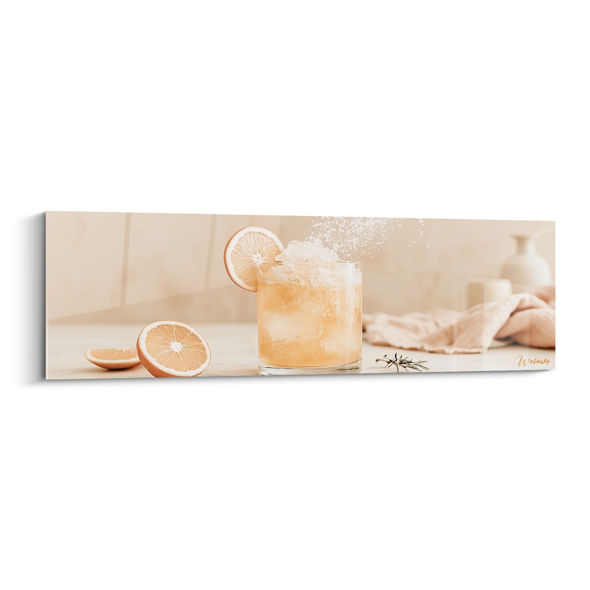 Verre de cocktail ambré et glace pilée, tranches d'orange fraîches, tons beige et doré