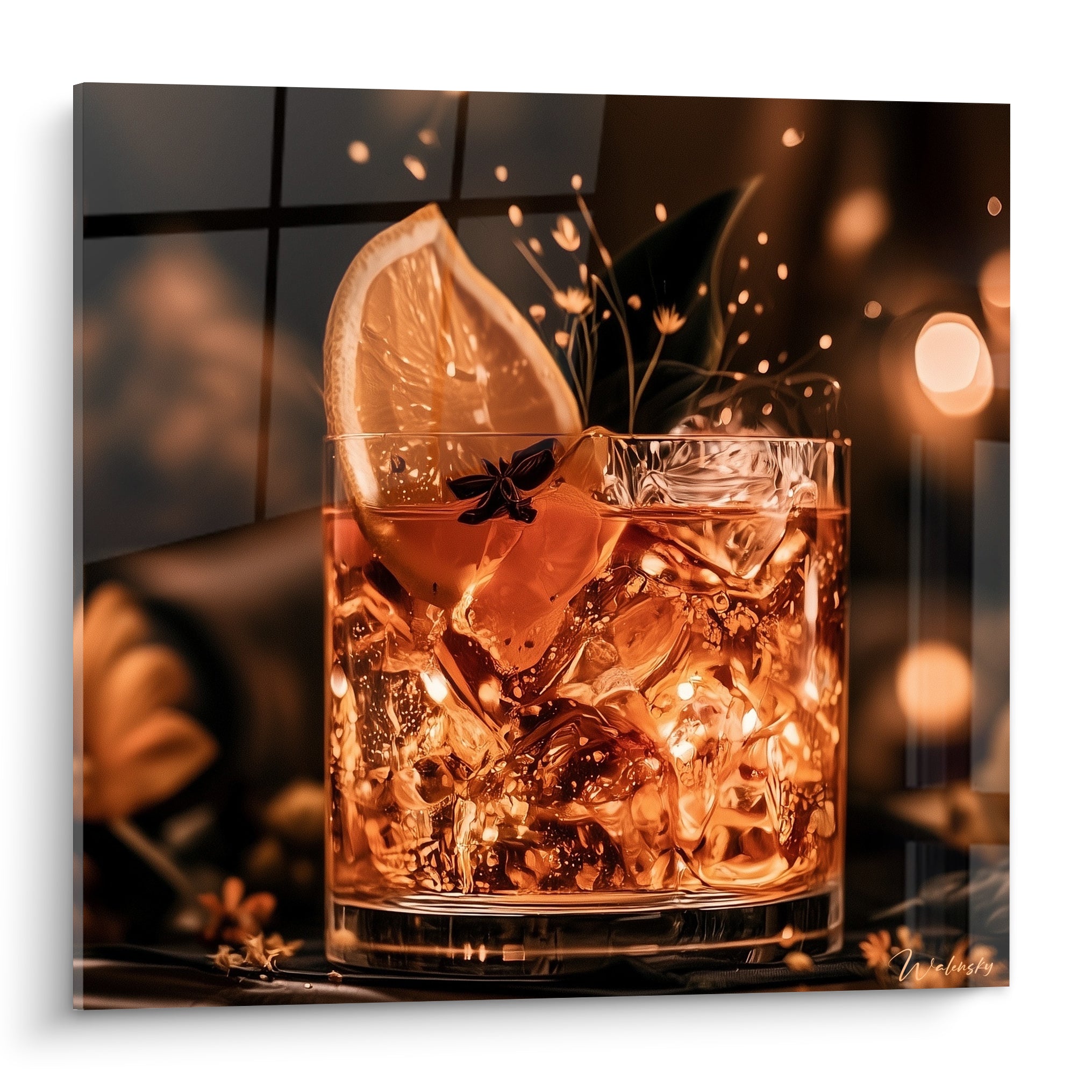 Verre à cocktail ambré et tranche d'orange dorée, glaçons scintillants sur fond bleu nuit et anthracite
