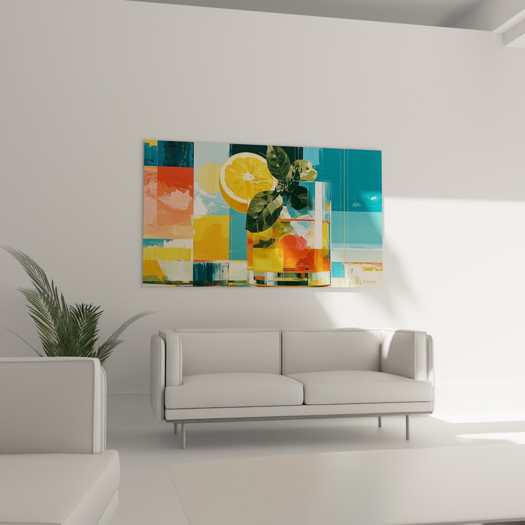 Feuilles vertes et verre ambré du cocktail au-dessus d'un canapé dans un salon lumineux