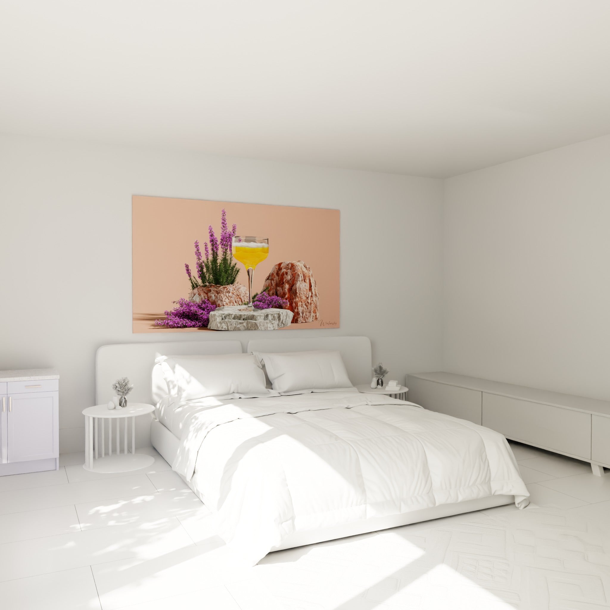 Verre doré scintillant sur socle minéral et fleurs mauves, au-dessus d'un lit dans une chambre claire
