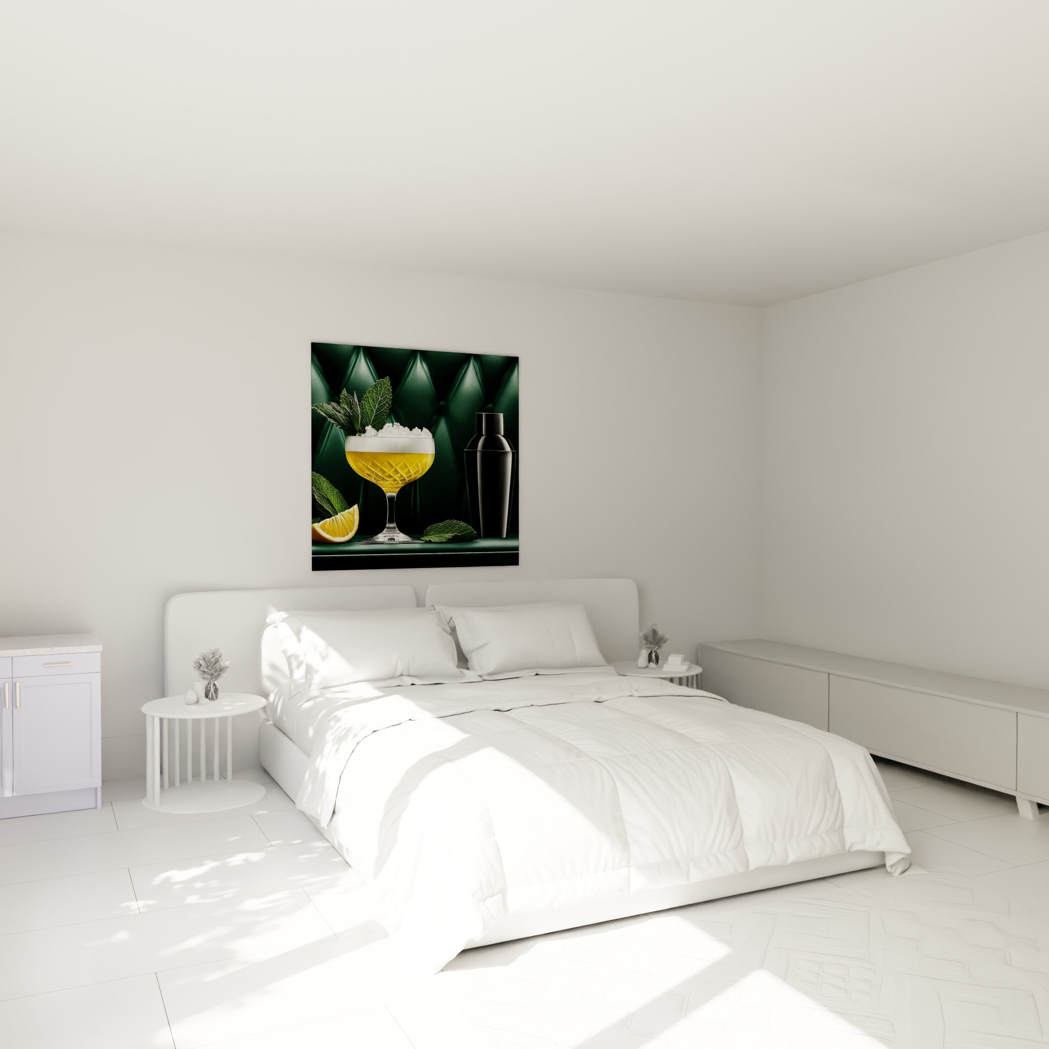 Verre doré garni de menthe fraîche et glaçons, accroché au-dessus d'un lit dans une chambre claire
