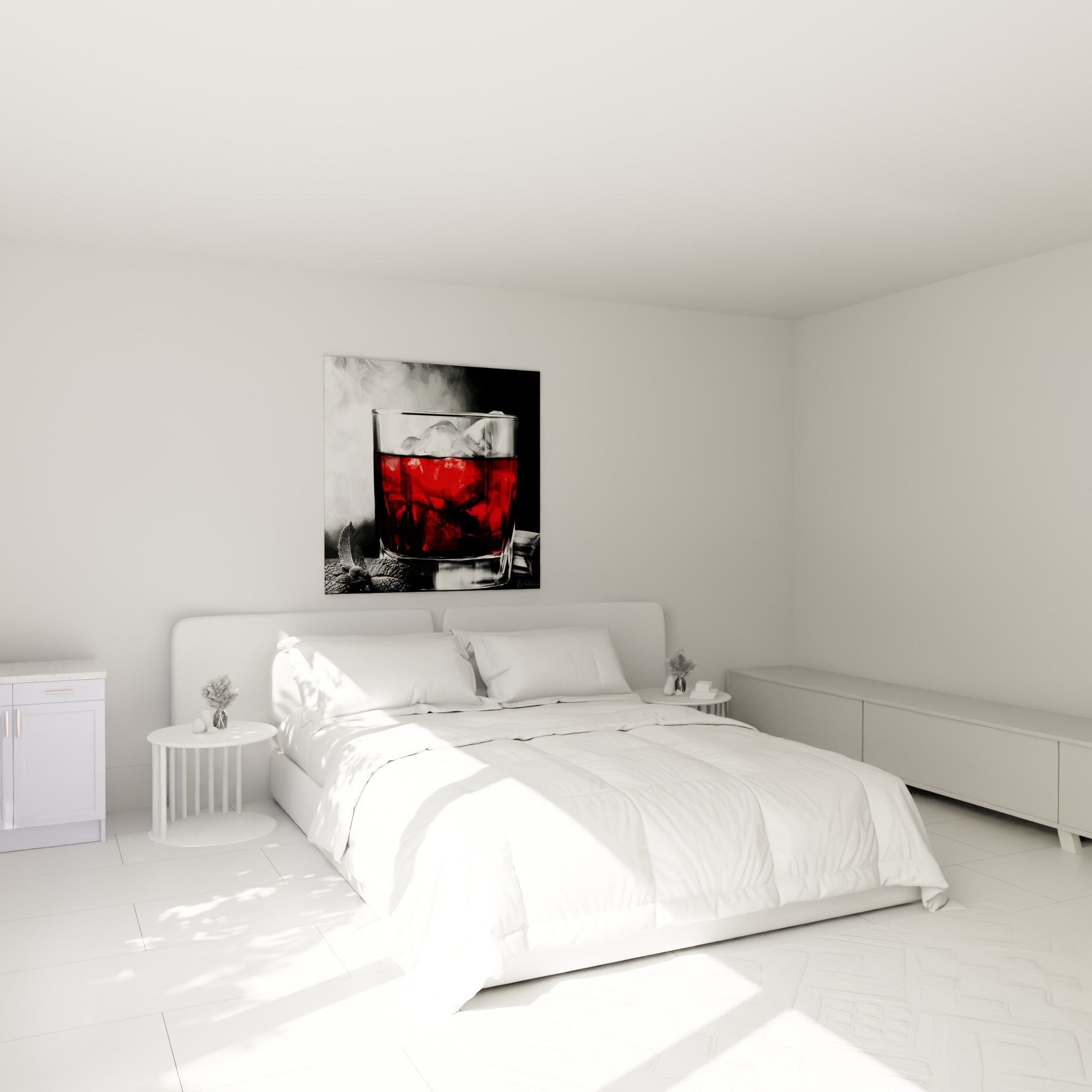 Cocktail rouge intense et glaçons cristallins au-dessus d'un lit dans une chambre claire