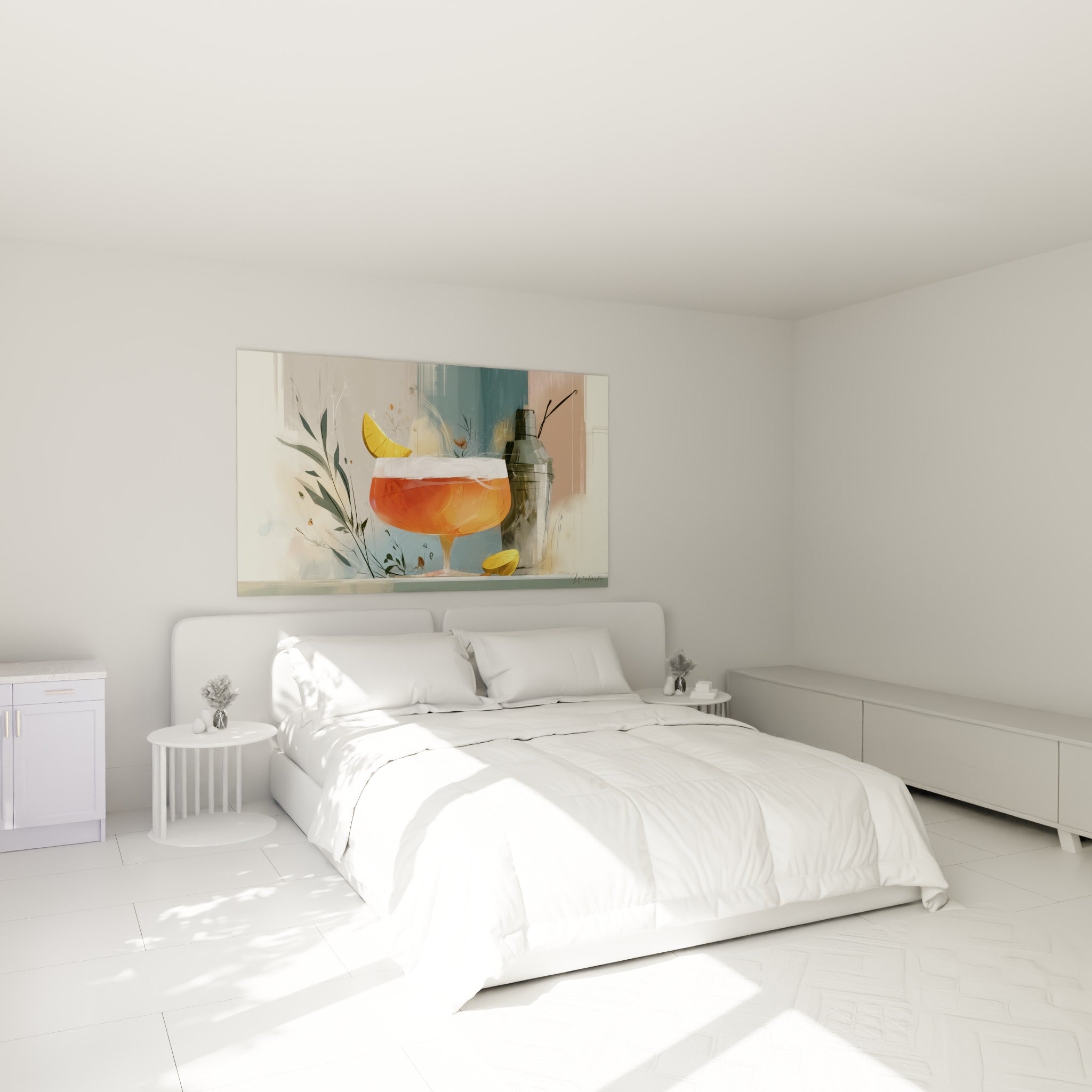 Verre à cocktail orangé et tranche de citron doré au-dessus d'un lit dans une chambre claire