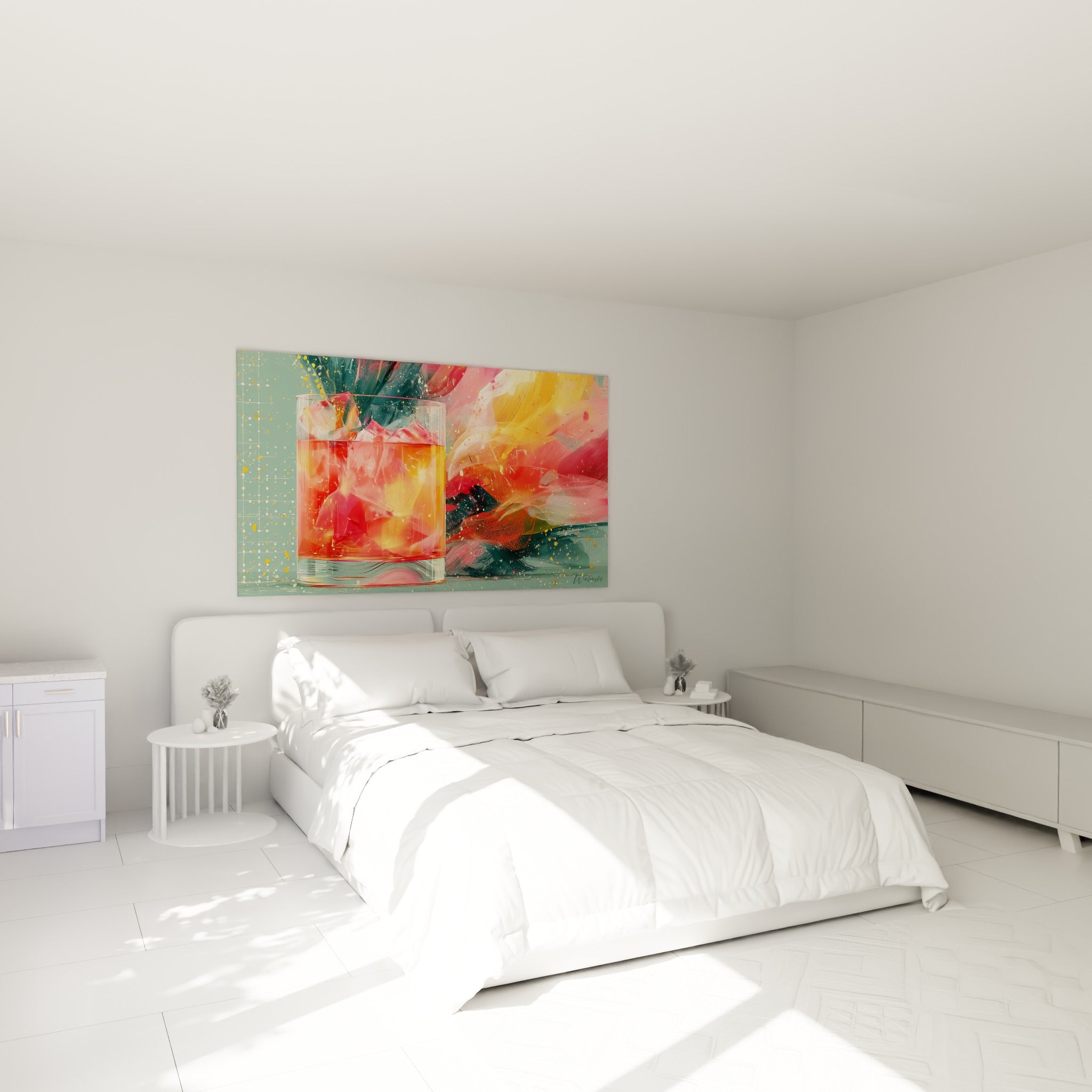 Cocktail éclatant aux teintes rouge et orangé accroché au-dessus d'un lit dans une chambre claire