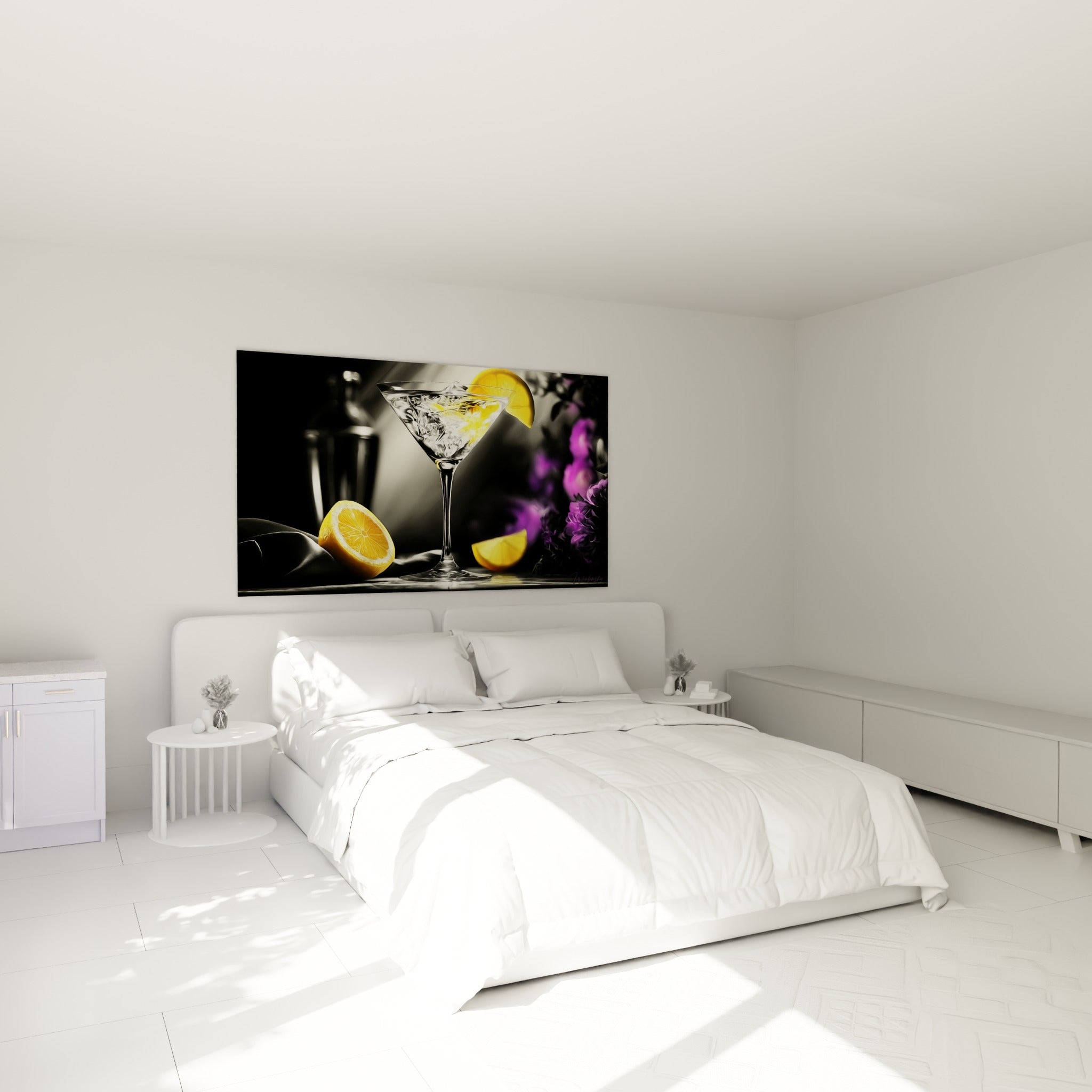 Composition cocktail citron jaune et violet accrochée au-dessus d'un lit dans une chambre claire