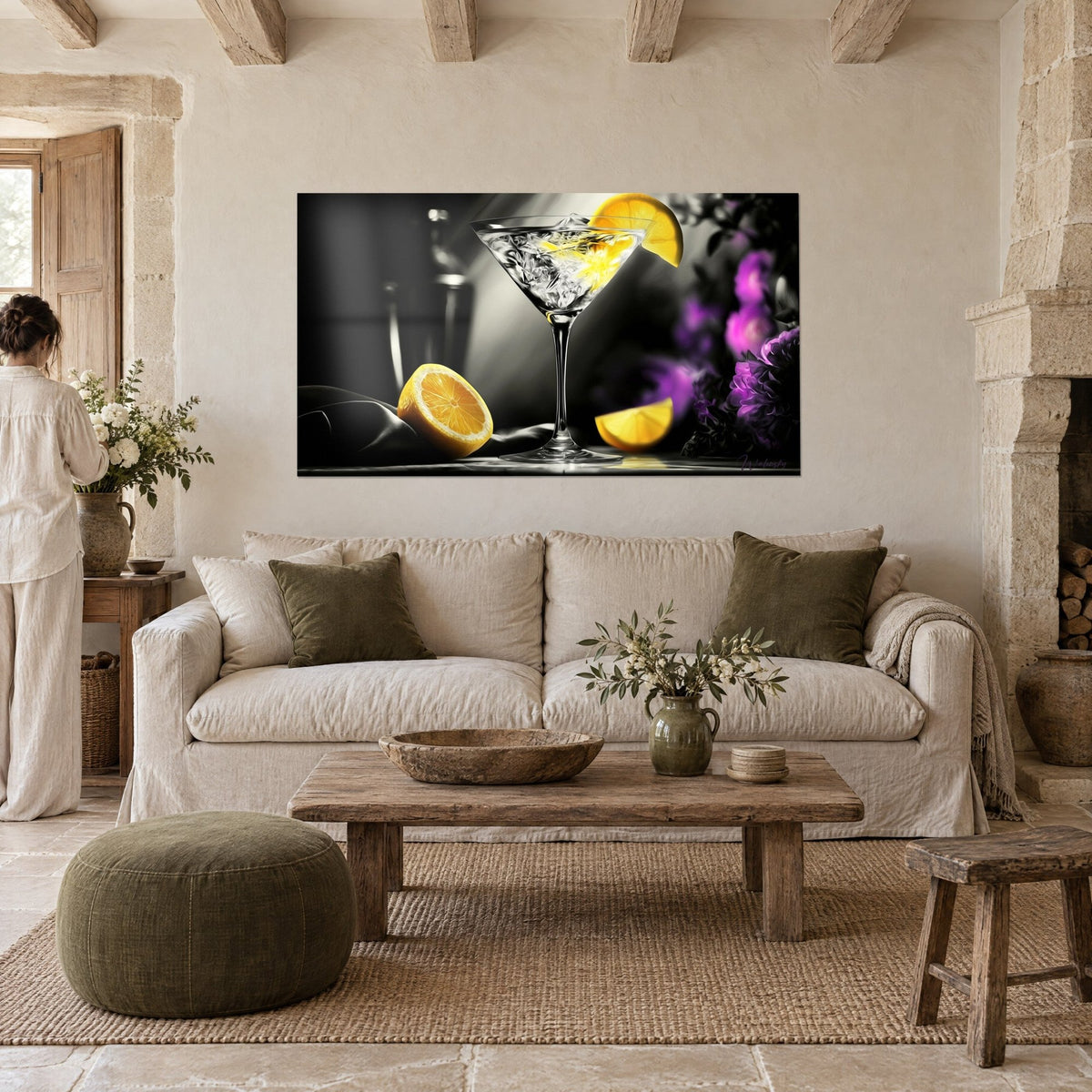 Cuadro martini escarchado, limones amarillo vivo y peonías violetas sobre fondo negro, encima de un sofá en un salón luminoso