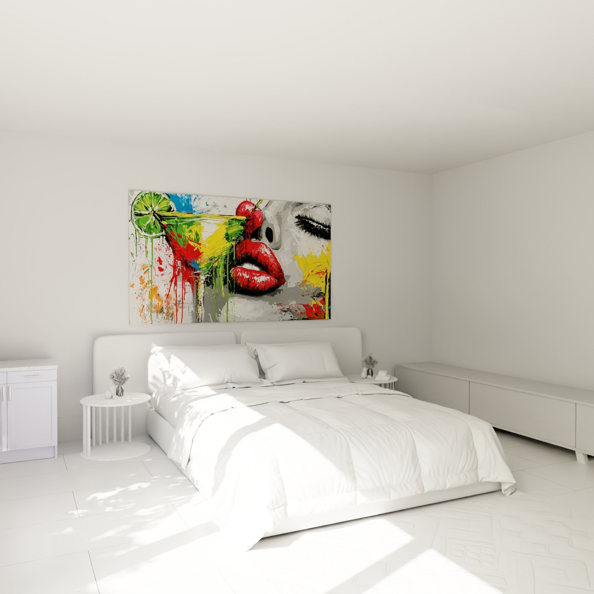 Portrait aux lèvres rouge cerise et éclats jaunes accroché au-dessus d'un lit dans une chambre claire