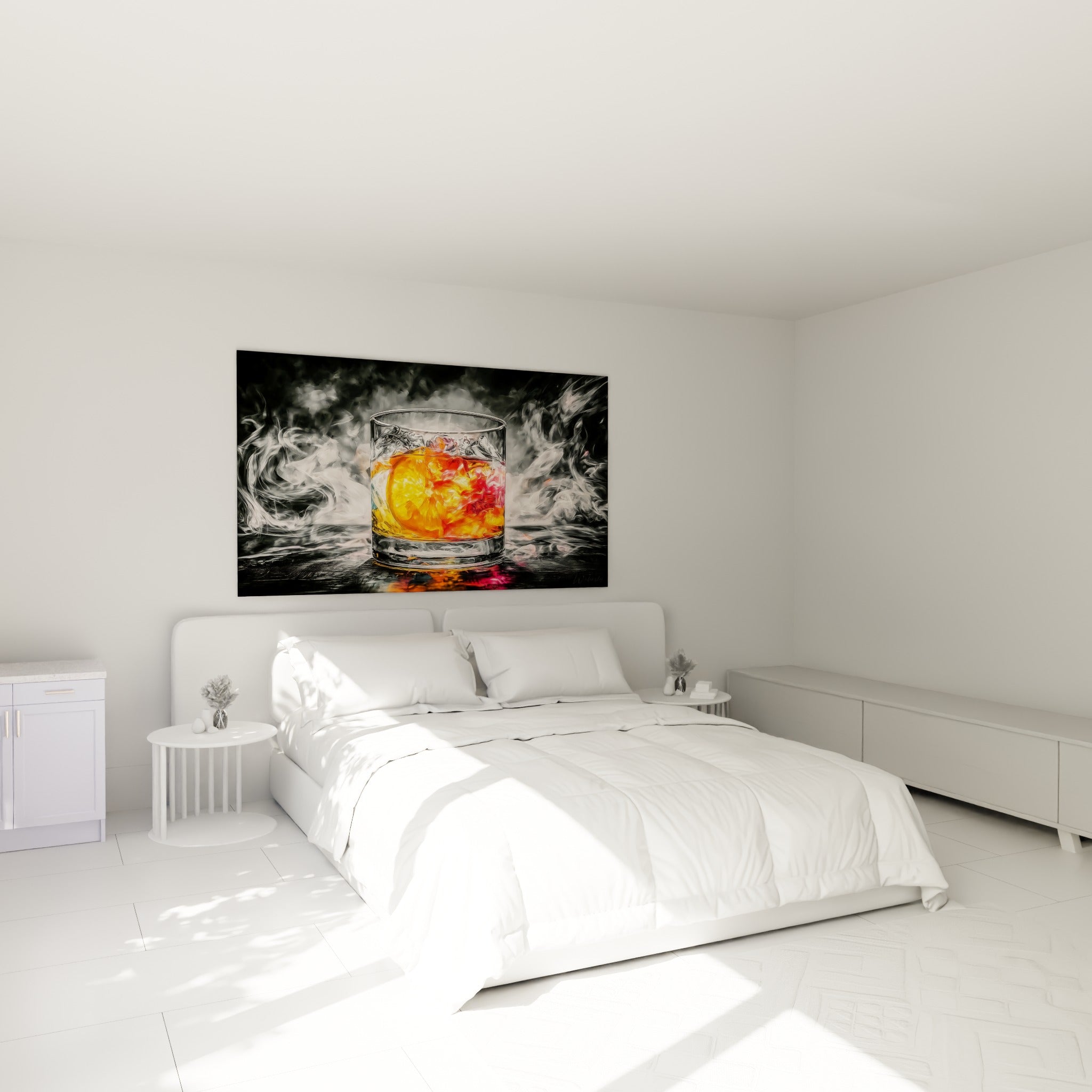 Cocktail orangé enveloppé de volutes grises, accroché au-dessus d'un lit dans une chambre claire