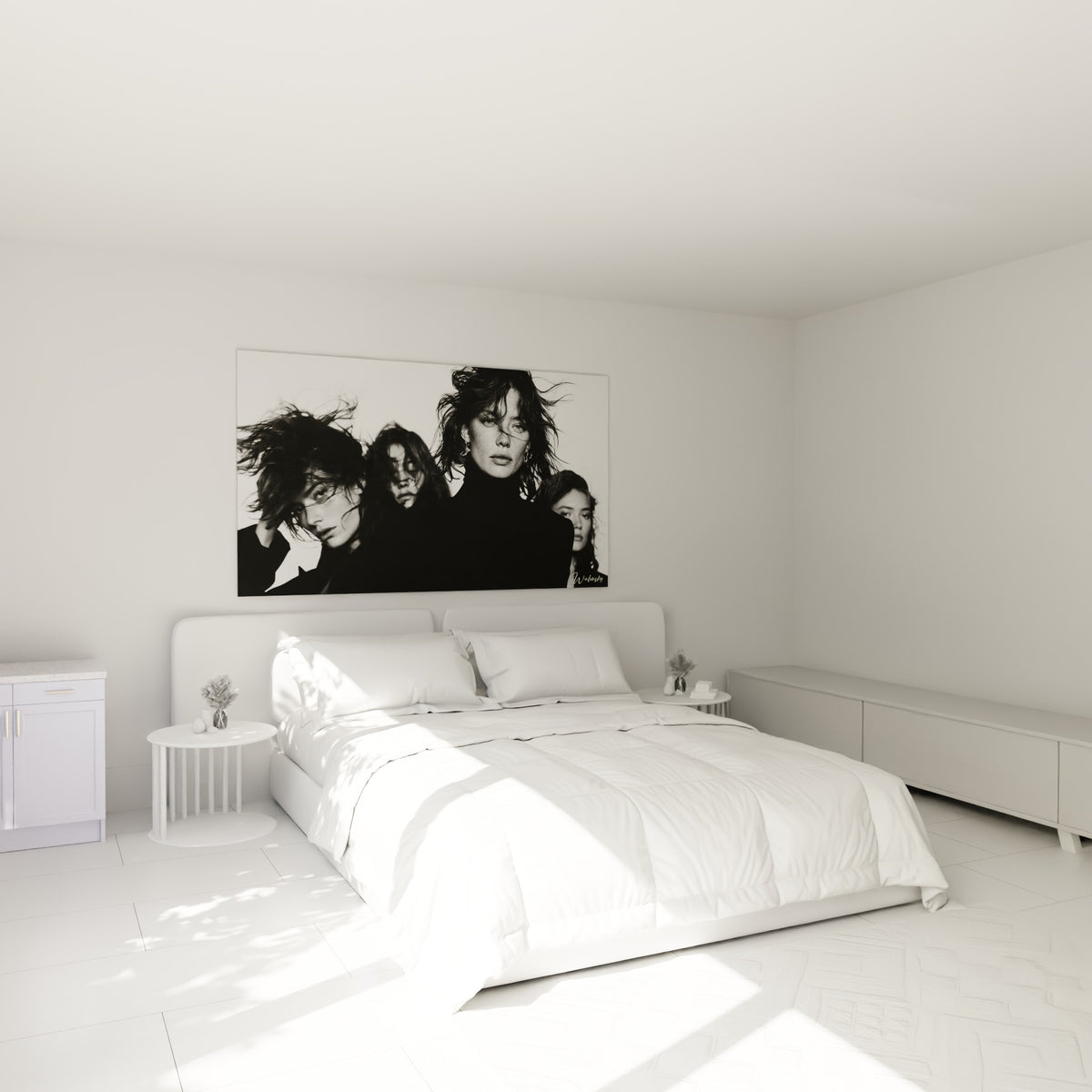 Visage féminin aux cheveux bruns décoiffés, tableau noir et blanc au-dessus d'un lit dans une chambre claire