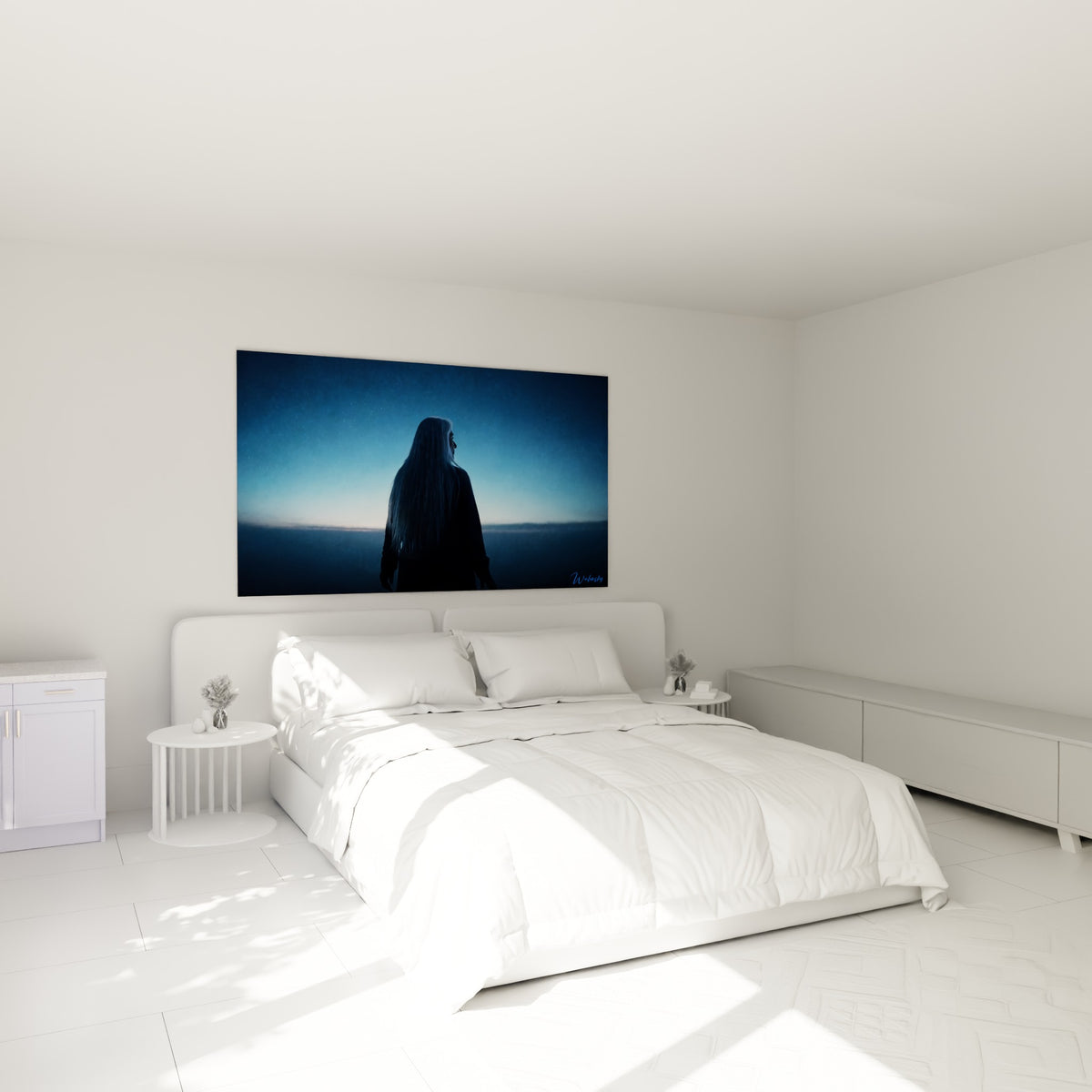 Longue chevelure blanche et manteau anthracite accrochés au-dessus d'un lit dans une chambre claire