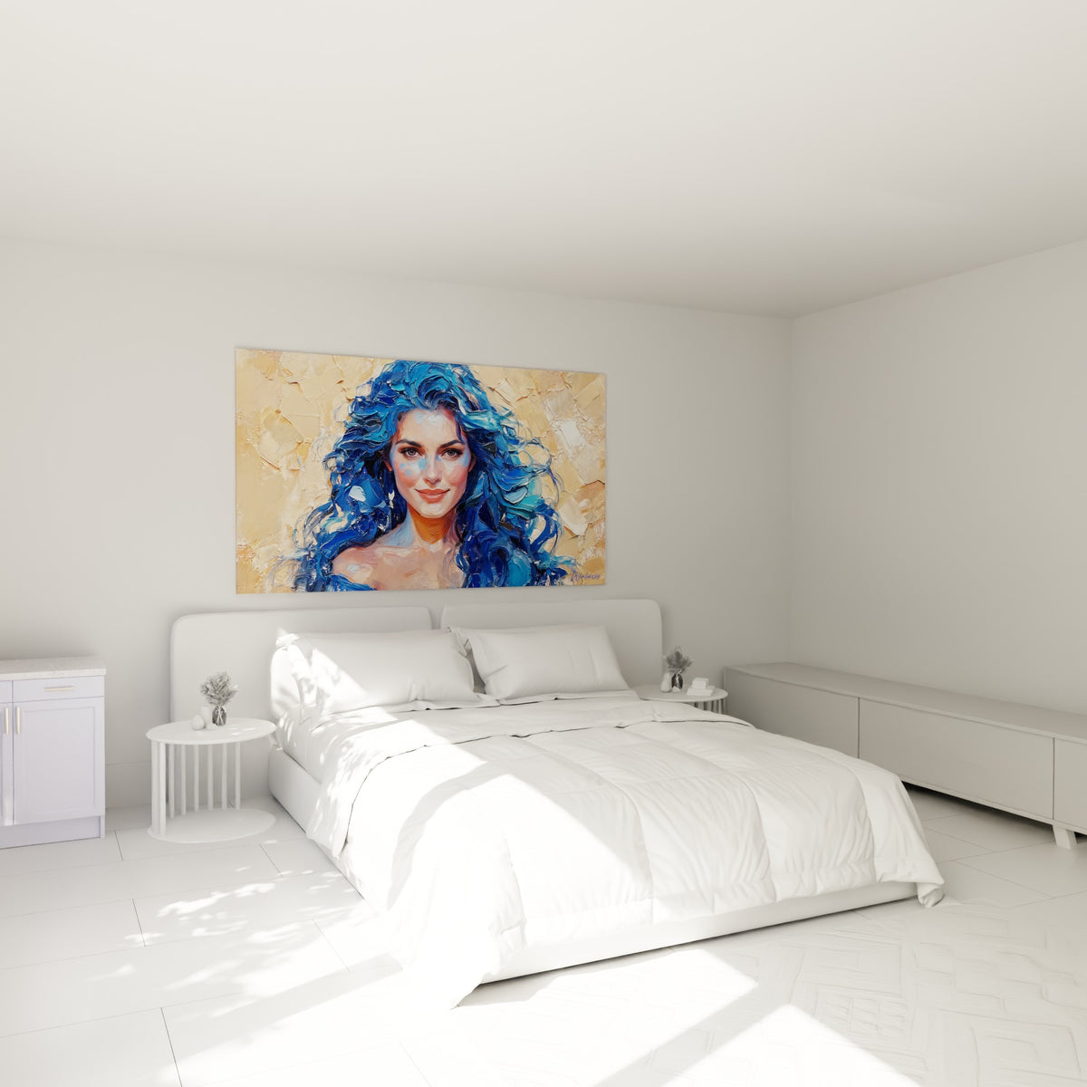 Chevelure bleu marine ondulée et fond doré, portrait accroché au-dessus d'un lit dans une chambre claire