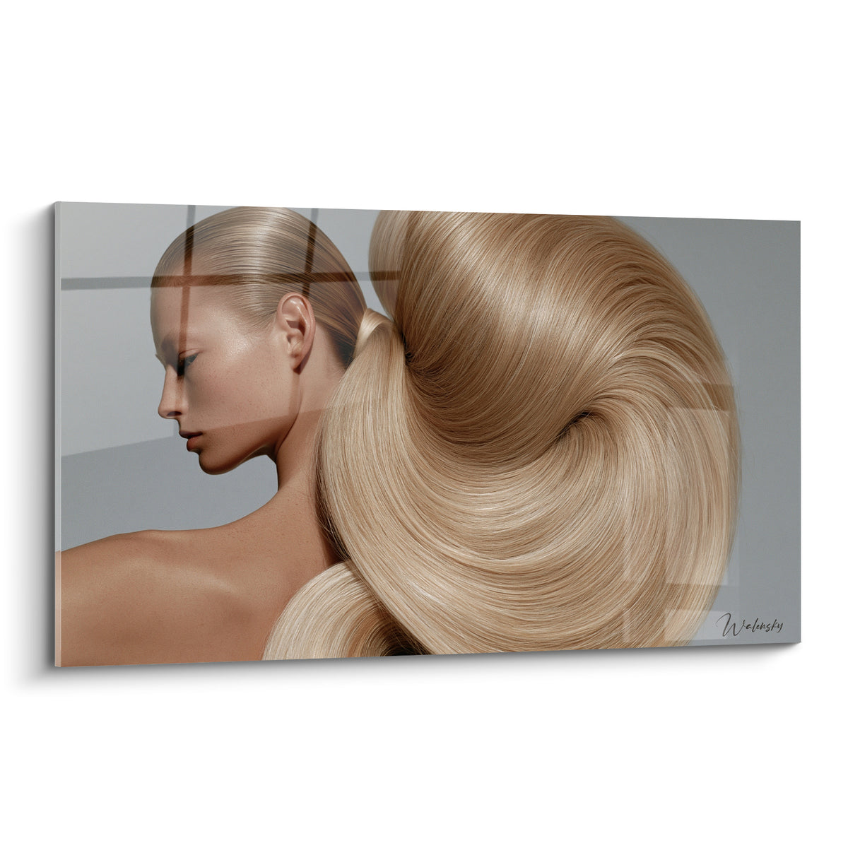 Profil féminin et chevelure blonde spiralée en tons ambrés et gris perle