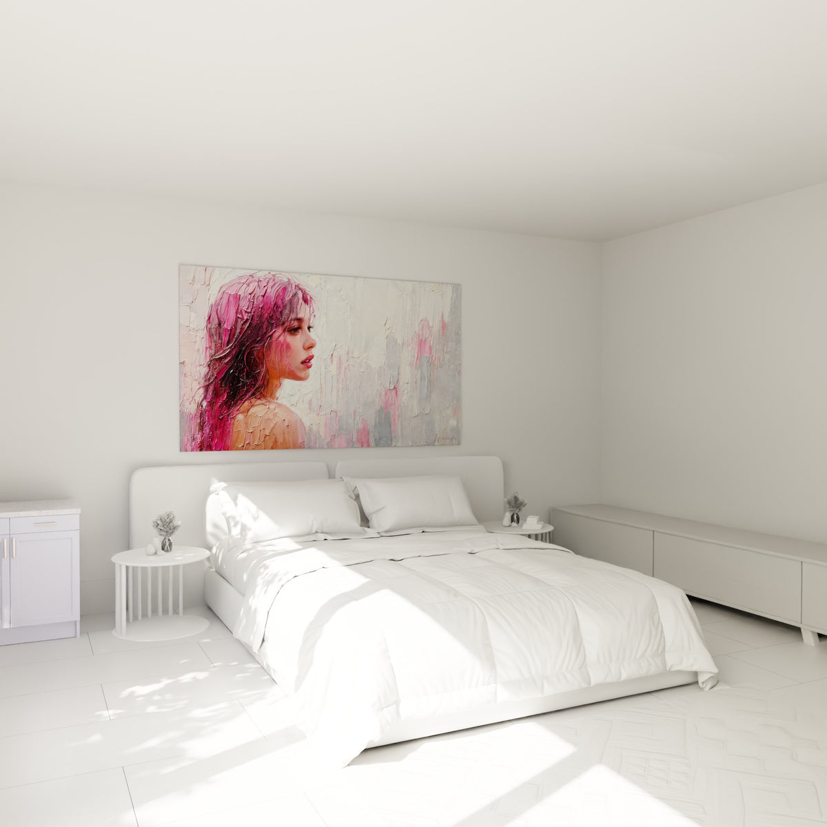 Jeune femme chevelure rose et peau ocre au-dessus d'un lit dans une chambre claire
