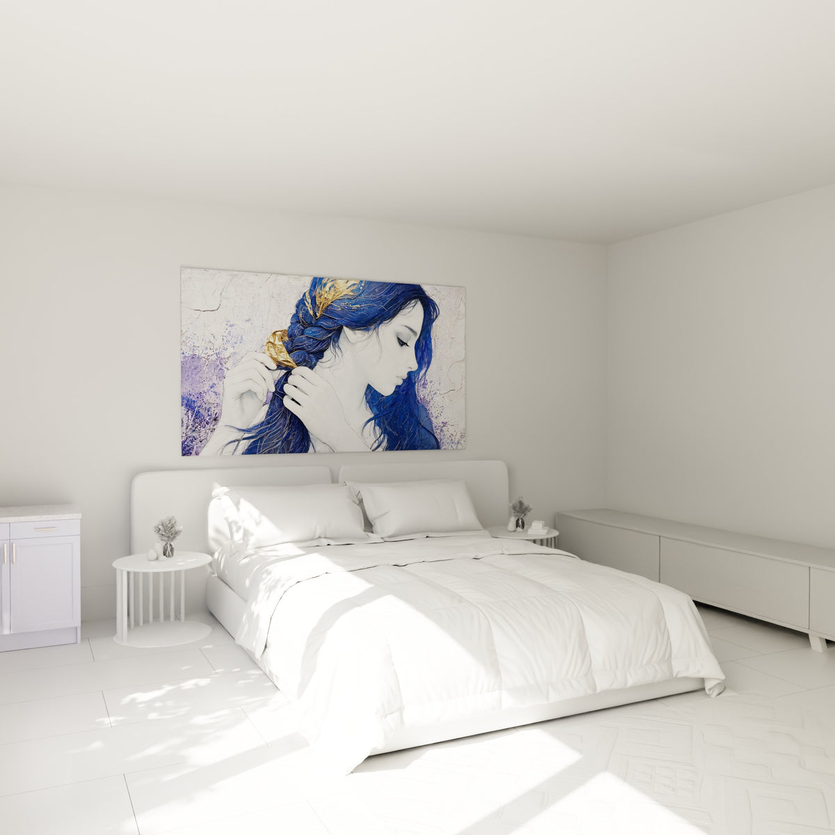 Tresse bleu nuit et dorée façonnée par deux mains délicates, accrochée au-dessus d'un lit dans une chambre claire