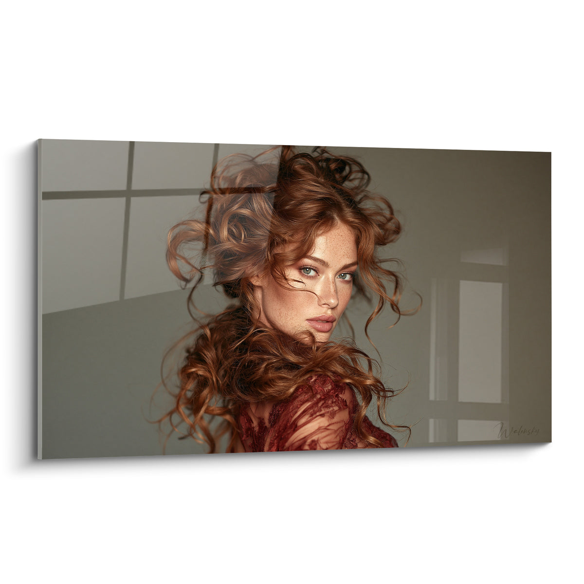 Femme rousse aux boucles cuivrées et robe bordeaux, regard vert intense sur fond gris anthracite