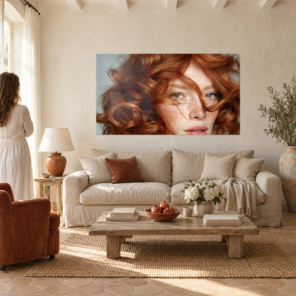 Tableau visage de femme rousse aux taches de rousseur, mèches cuivrées et regard vert, mas provençal au-dessus d'un canapé dans un salon lumineux