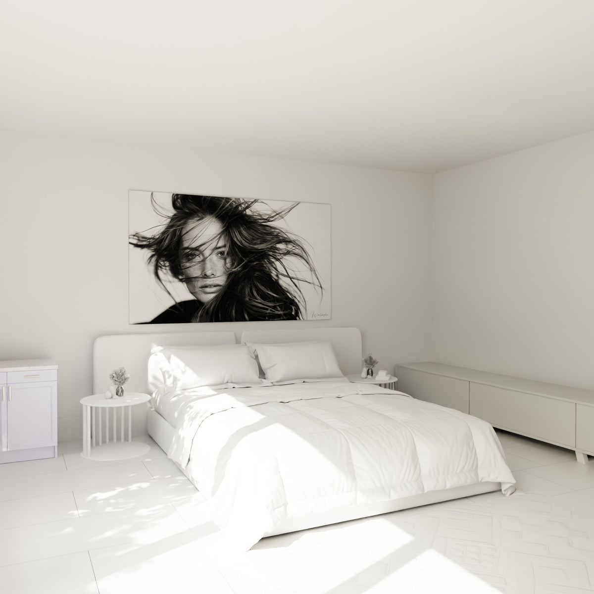 Chevelure sombre en mouvement, portrait coiffure noir et blanc au-dessus d'un lit dans une chambre claire