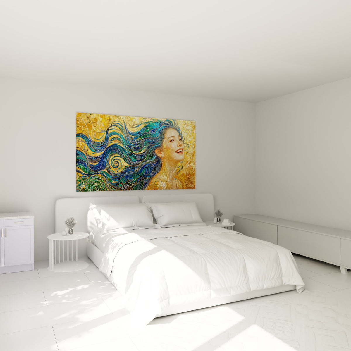 Chevelure tourbillonnante bleu marine et dorée illuminant le mur au-dessus d'un lit dans une chambre claire