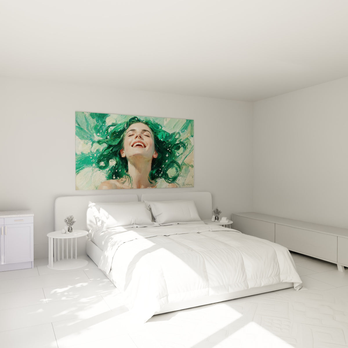 Sourire radieux et mèches vert émeraude peintes au-dessus d'un lit dans une chambre claire