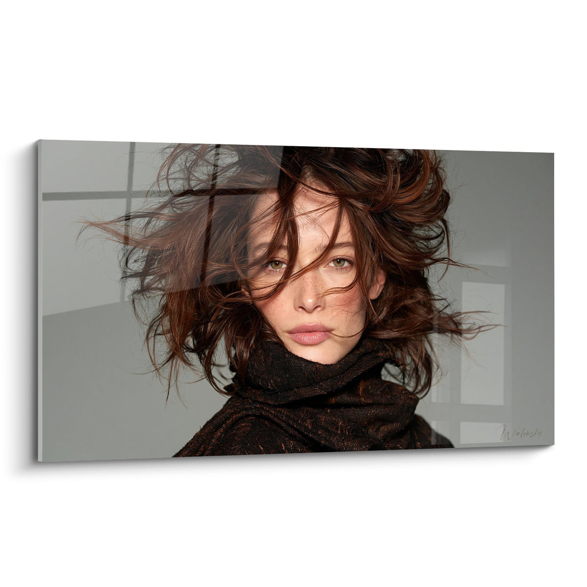 Portrait aux cheveux auburn décoiffés, regard vert intense, écharpe anthracite et cuivrée