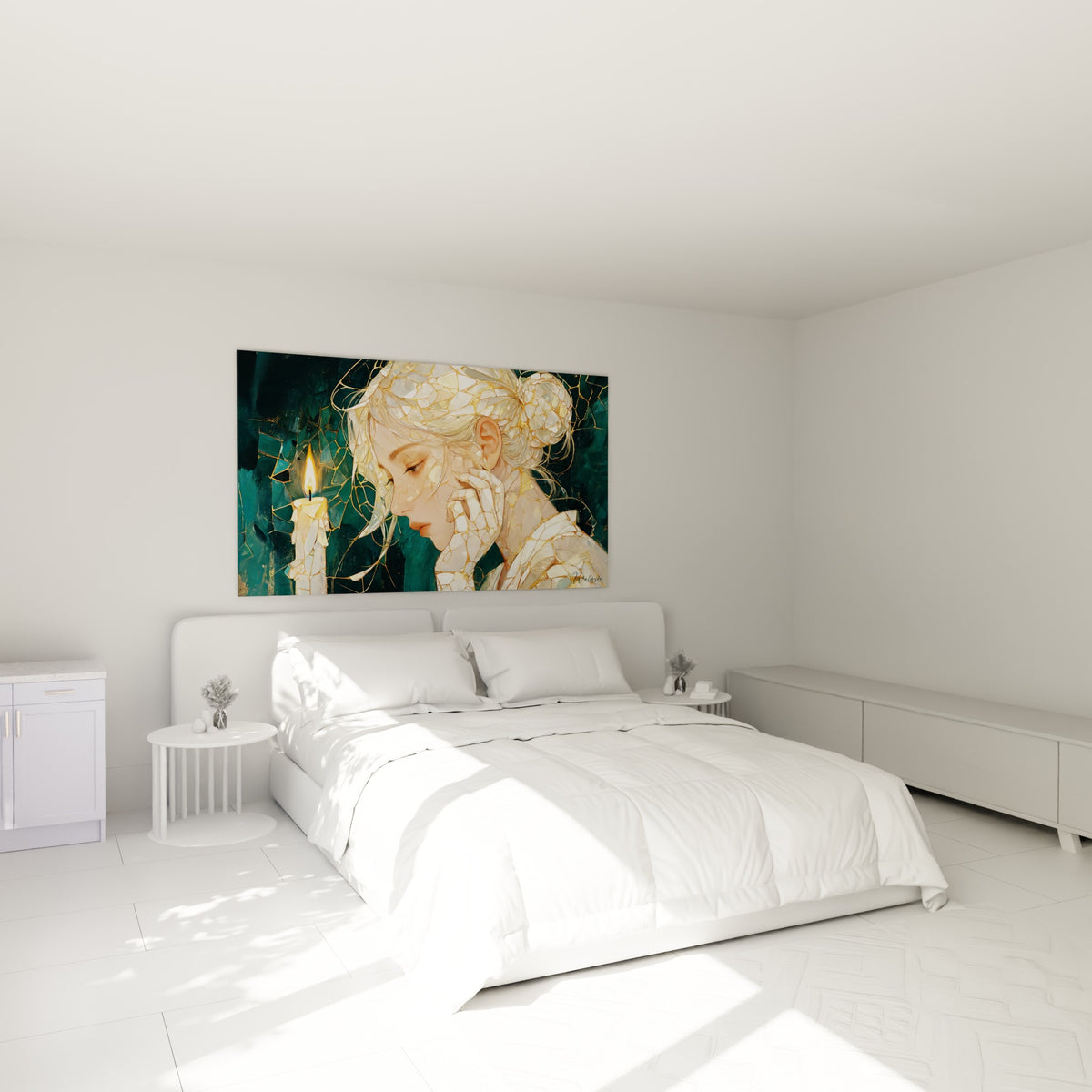 Chevelure dorée fragmentée et bougie allumée surplombent un lit dans une chambre claire et épurée