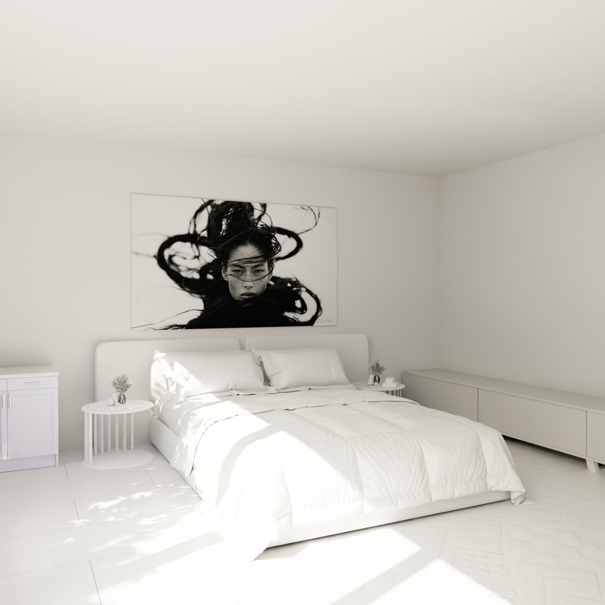 Chevelure noire tourbillonnante et regard perçant en noir et blanc, au-dessus d'un lit dans une chambre claire