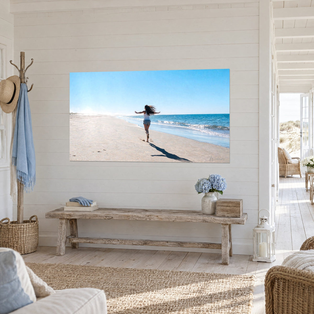 Tableau coureuse joyeuse sur plage dorée, ombre étirée, ciel azur et vagues turquoise, vue de trois-quarts dans une maison de bord de mer