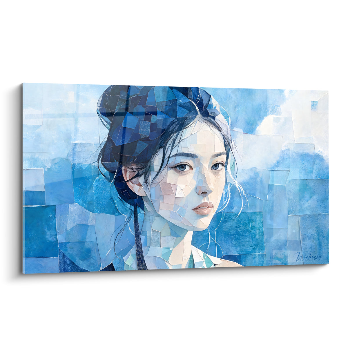 Portrait féminin au chignon bleu marine fragmenté sur fond bleu ciel morcelé et blanc nuageux