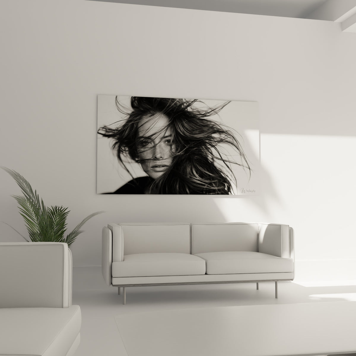 Visage voilé par une coiffure envolée, contrastes noir et blanc au-dessus d'un canapé dans un salon lumineux
