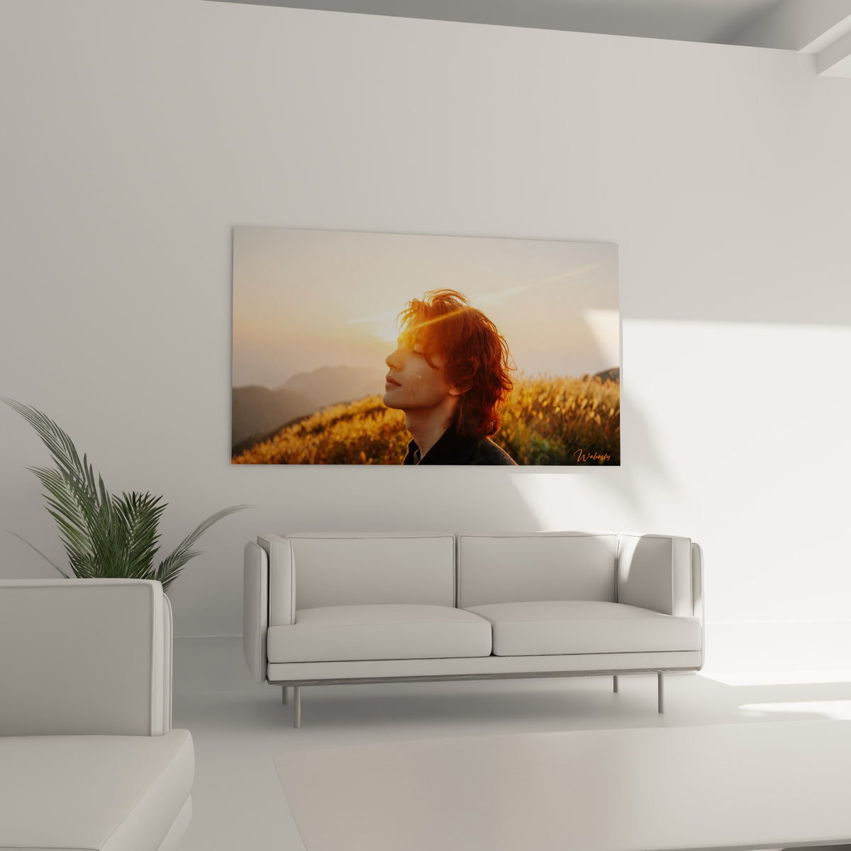 Portrait au profil doré et cuivré, vêtement anthracite, disposé au-dessus d'un canapé dans un salon lumineux