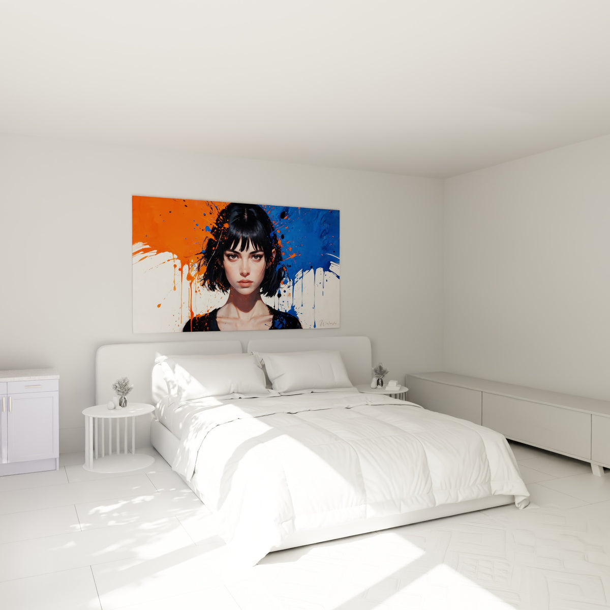 Coiffure structurée noire sur fond orange et bleu marine, accrochée au-dessus d'un lit dans une chambre claire