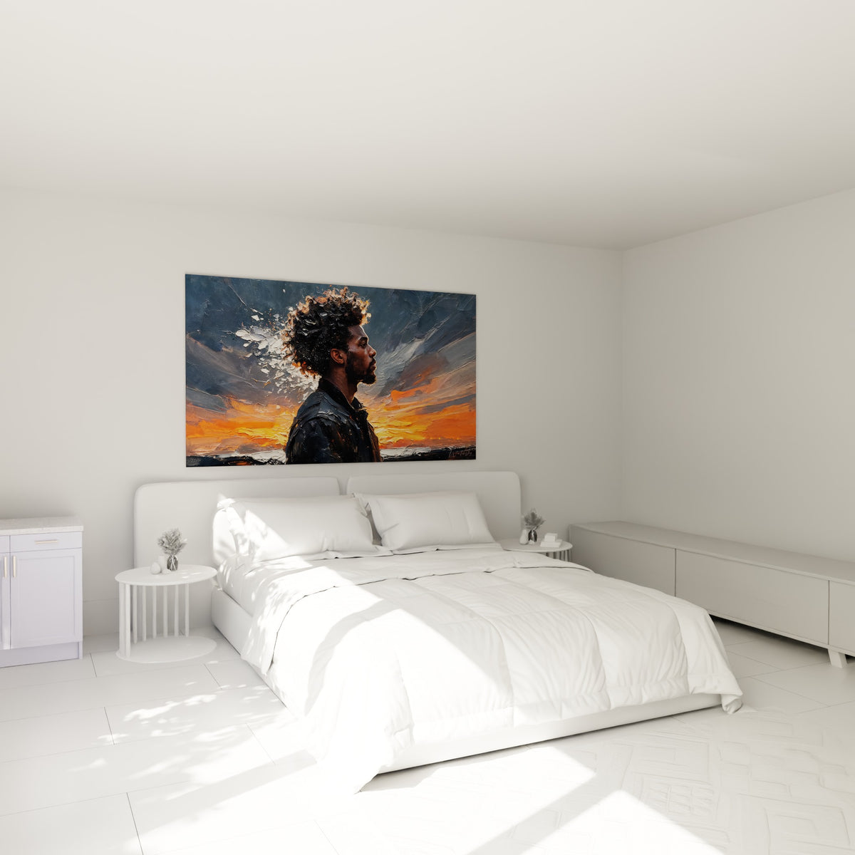 Profil masculin à la chevelure afro dorée et grise, accroché au-dessus d'un lit dans une chambre claire