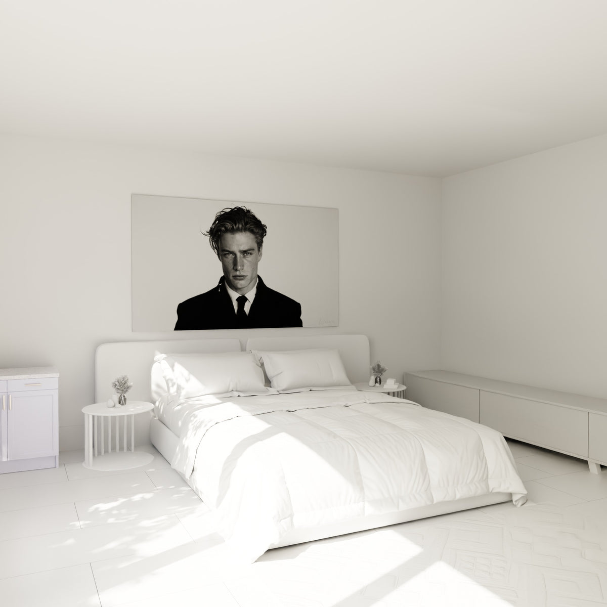 Jeune homme au regard perçant et coiffure ondulée grise, tableau au-dessus d'un lit dans une chambre claire