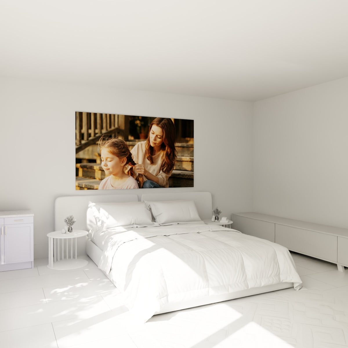 Tresse dorée et sourire paisible d'une fillette, tableau Coiffure accroché au-dessus d'un lit dans une chambre claire