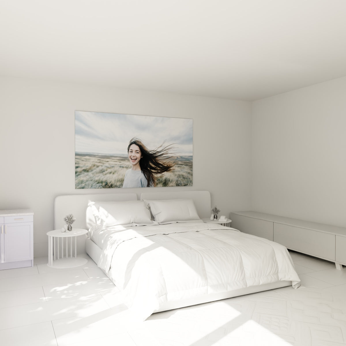 Mèches brunes en mouvement, sourire lumineux, ciel gris pâle, au-dessus d'un lit dans une chambre claire