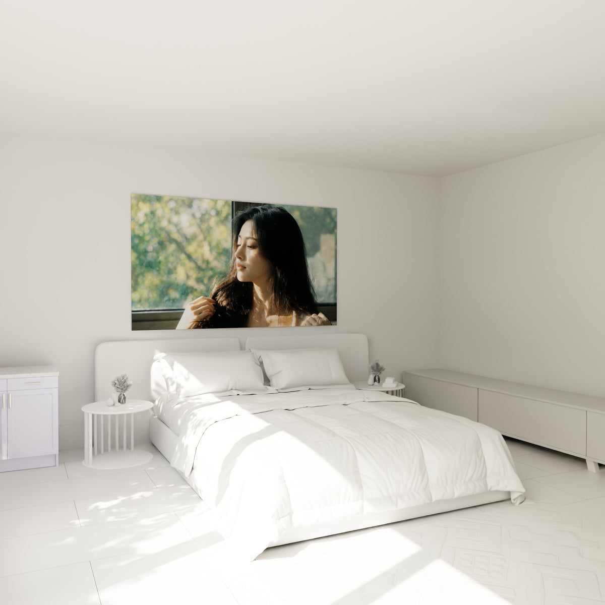 Chevelure brune baignée de lumière dorée, portrait accroché au-dessus d'un lit dans une chambre claire