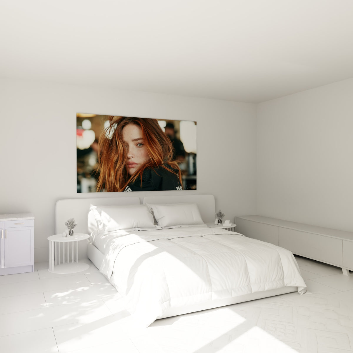 Visage voilé de mèches rousses et cuivrées au regard intense, accroché au-dessus d'un lit dans une chambre claire