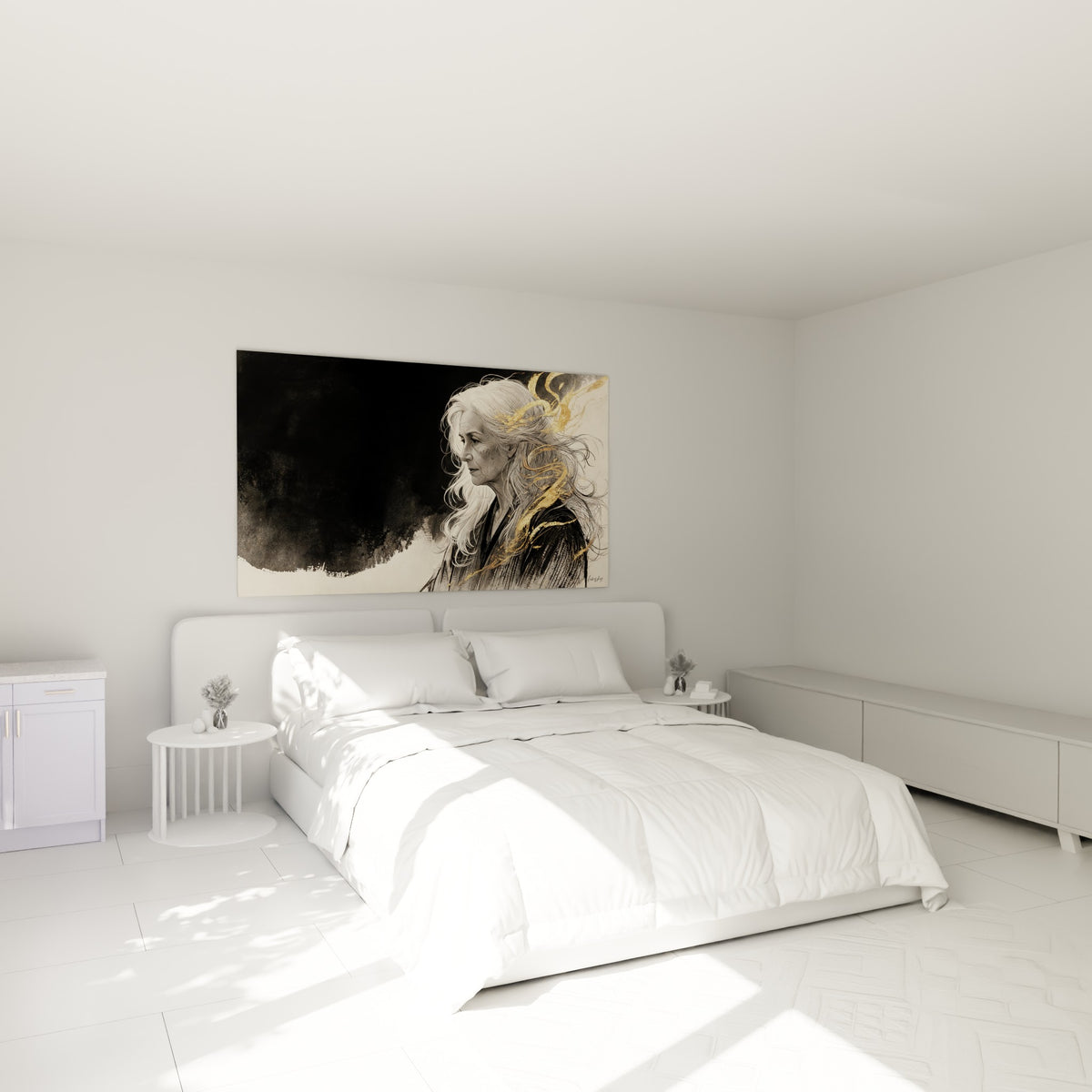 Portrait crayonné d'une femme aux mèches dorées, accroché au-dessus d'un lit dans une chambre claire