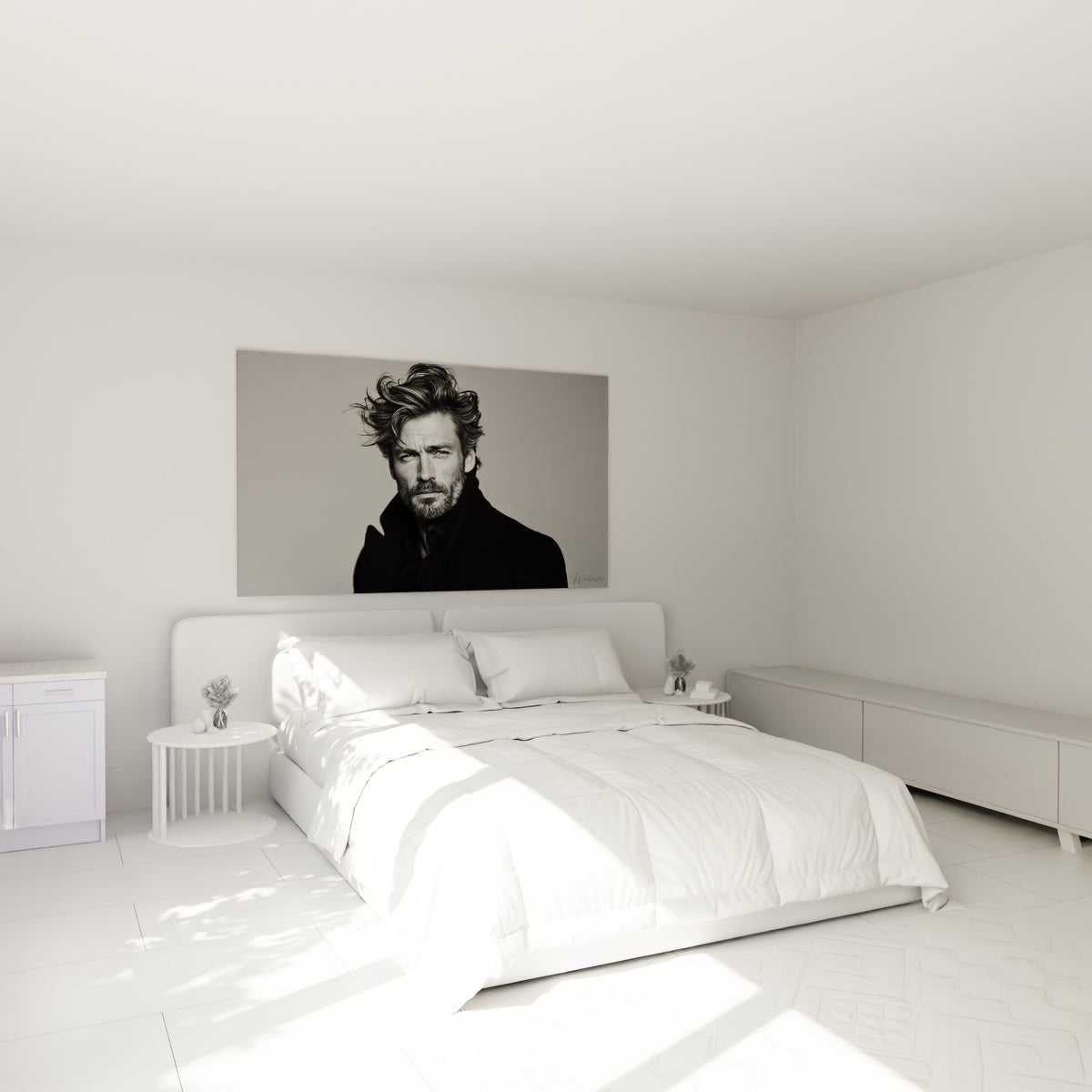 Regard intense capté en noir et blanc, cheveux gris ondulés, au-dessus d'un lit dans une chambre claire