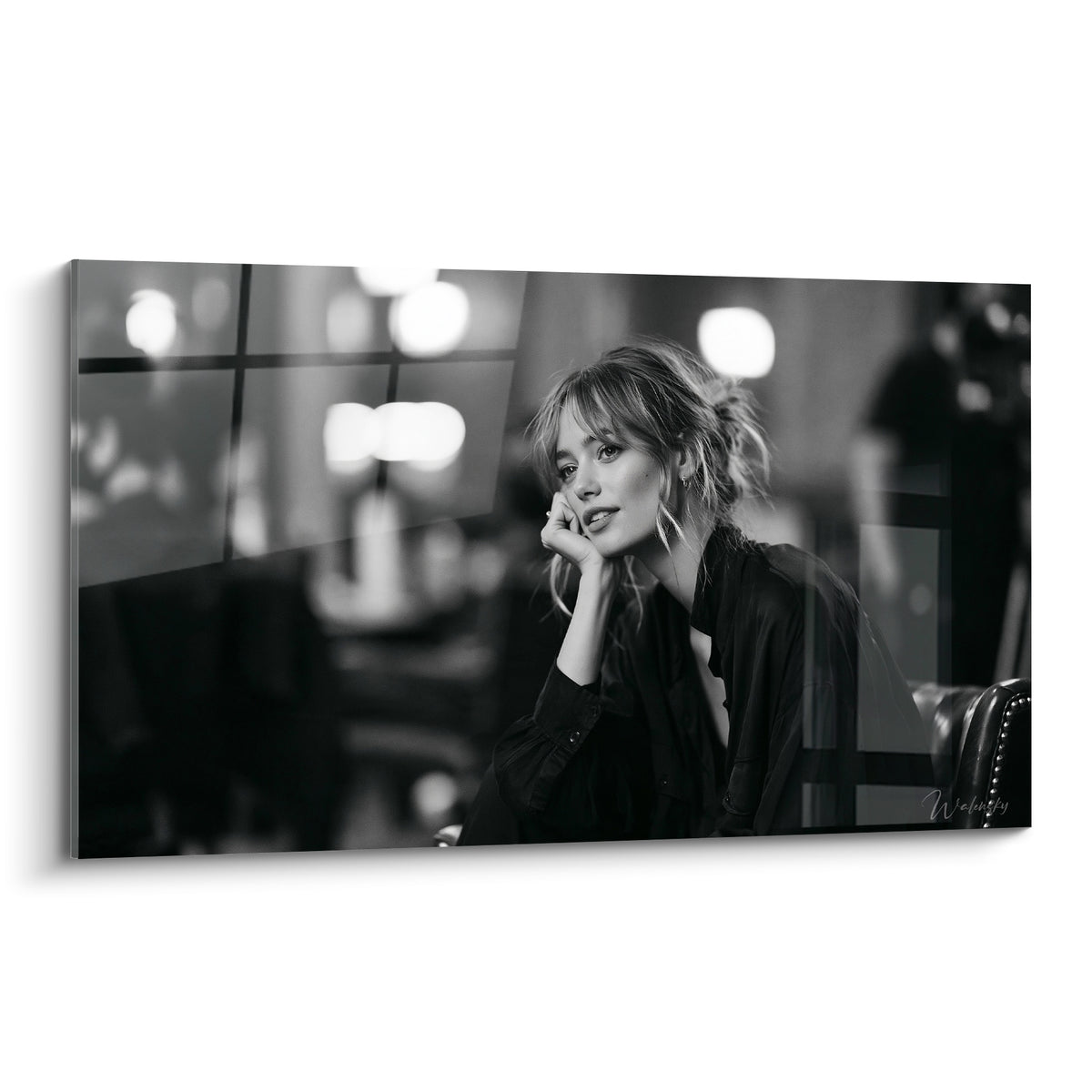 Portrait noir et blanc d'une femme pensive, cheveux blonds, chemise anthracite, lumière tamisée