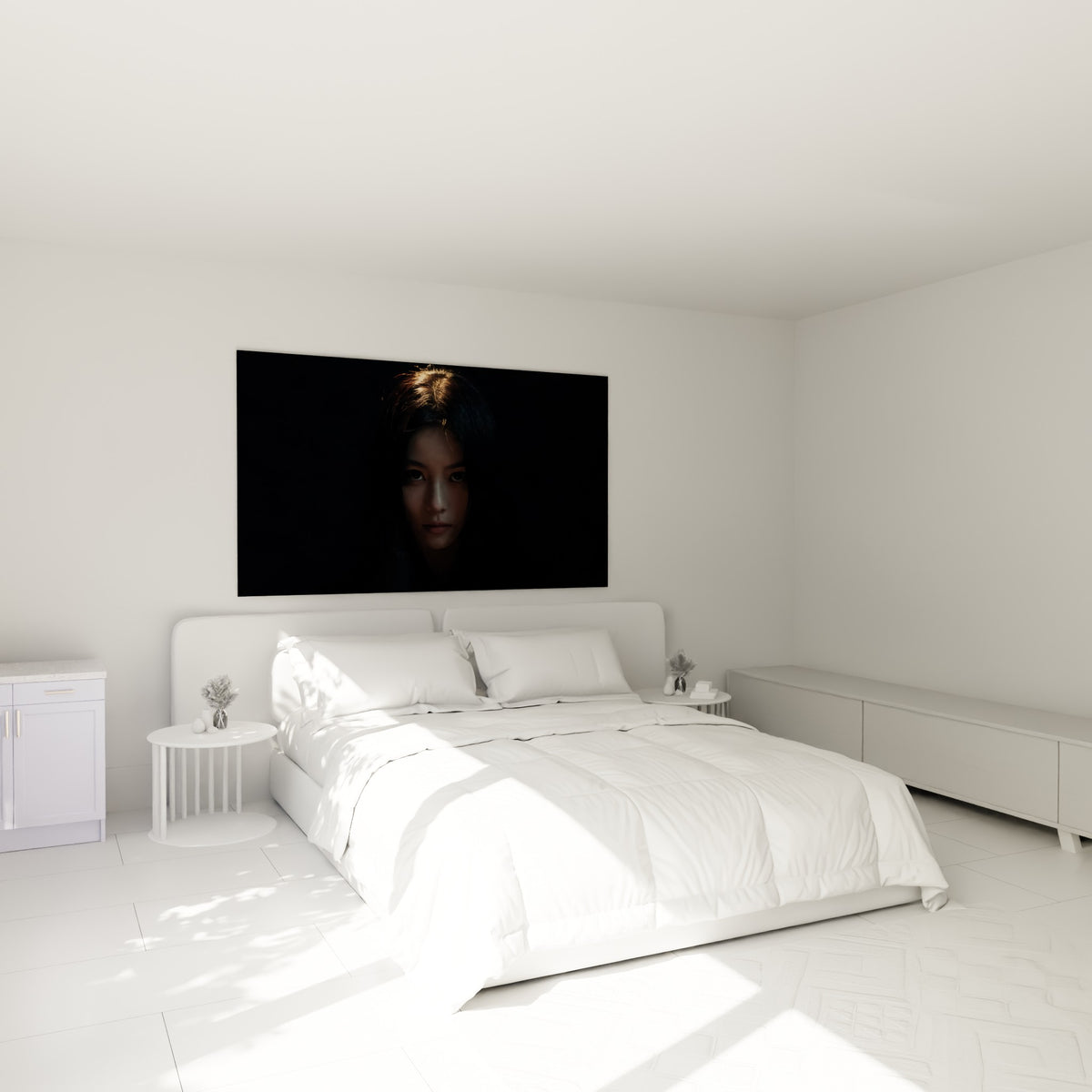 Portrait au clair-obscur, peau claire et cheveux noirs, au-dessus d'un lit dans une chambre claire