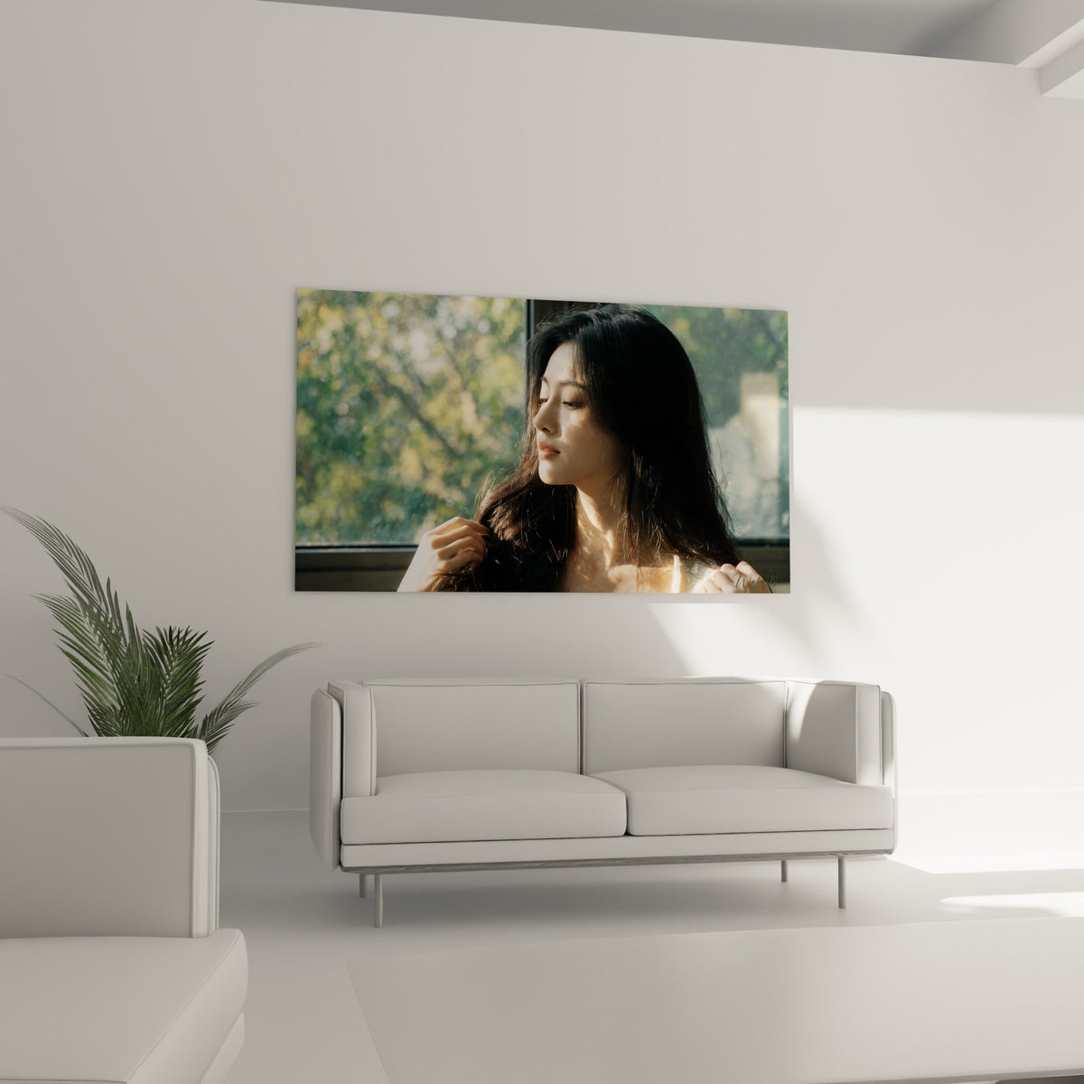 Femme au profil doux et cheveux noirs lumineux, tableau accroché au-dessus d'un canapé dans un salon lumineux