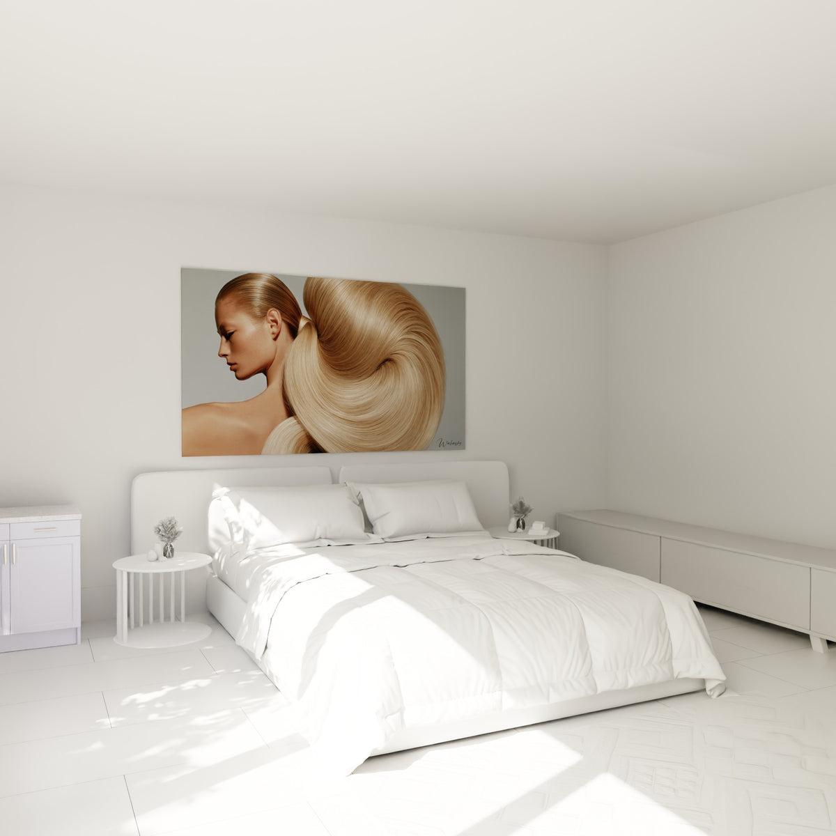 Mèche blonde enroulée et profil délicat au-dessus d'un lit dans une chambre claire
