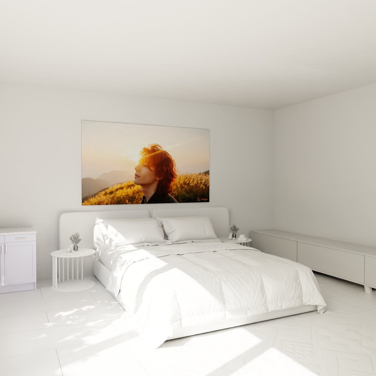 Chevelure rousse illuminée par des tons dorés et ambrés, accrochée au-dessus d'un lit dans une chambre claire