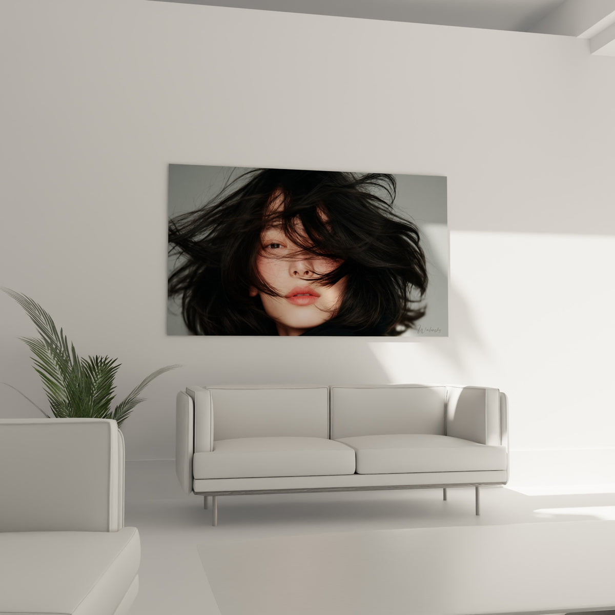 Regard intense caché par des cheveux anthracite au-dessus d'un canapé dans un salon lumineux