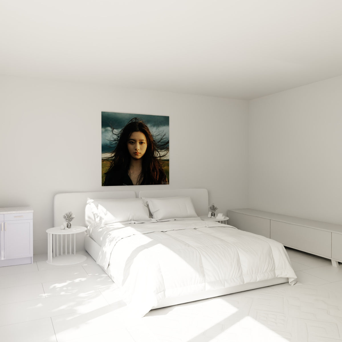 Chevelure brune ébouriffée et regard sombre au-dessus d'un lit dans une chambre claire