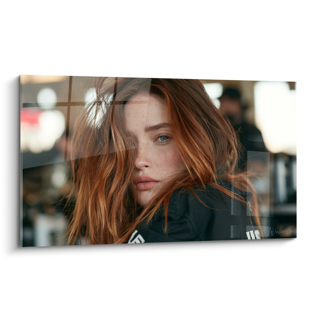 Portrait de femme rousse aux yeux clairs, chevelure cuivrée mêlée de mèches dorées et vêtement noir
