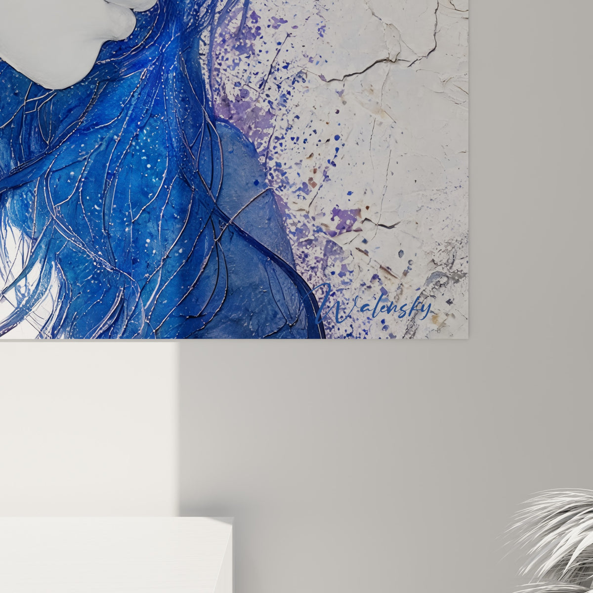 Grain pictural visible sur la tresse bleu marine et les feuilles dorées, coulures et éclats sur fond craquelé blanc et violet